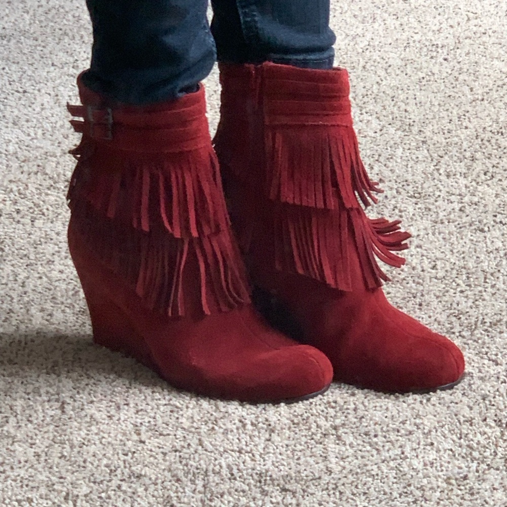 Aerosoles Red Fringe Wedge Heel Ankle Booties. Size 6 - Picture 4 of 8